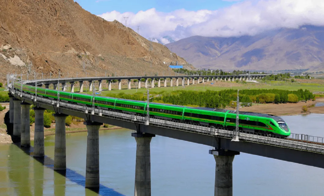 拉林铁路运营开通