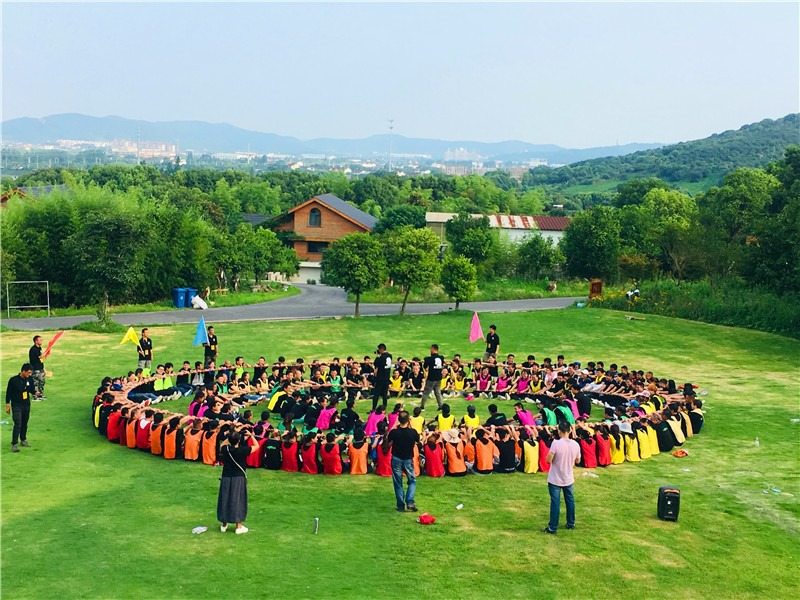 俱乐部组织员工进行团建活动