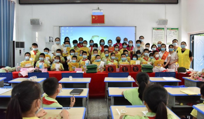 千余名贫困学子获汇成俱乐部基金会资助一千多万元